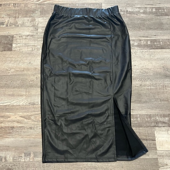 Midi length faux leather skirt with slit - Picture 1 of 4